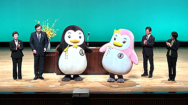 ホゴちゃんとサラちゃんをエスコート 右から中国地方更生保護委員会 横地環委員長、広島保護観察所 古賀正明所長、サラちゃん、ホゴちゃん、広島県保護司会連合会 長田克司副会長、広島県更生保護女性連盟 山野千佳子会長