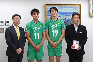 右から小原苑長・金子選手・坂下選手・松藤理事長
